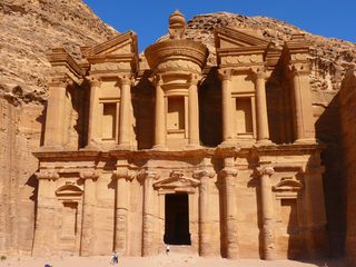 Die größte kulturelle Attraktion Jordaniens ist die Felsenstadt Petra. Sie gilt auch als achtes Weltwunder der Antike.