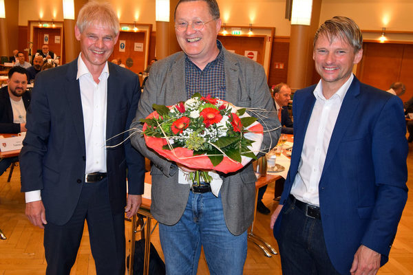 Oberbürgermeister Frank Klingebiel (links) und Erster Bürgermeister Stefan Klein gratulierten Michael Letter (Mitte)
