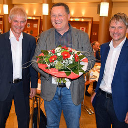 Oberbürgermeister Frank Klingebiel (links) und Erster Bürgermeister Stefan Klein gratulierten Michael Letter (Mitte)