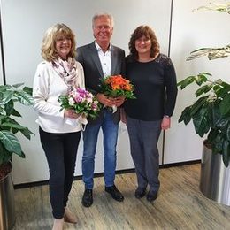 Die Geschäftsführerin der Bäder, Sport und Freizeit Salzgitter GmbH, Annette Schudrowitz (rechts), gratuliert dem  neuen Vorsitzenden des Aufsichtsrates der Gesellschaft, Clemens Löcke, sowie der stellvertretenden  Vorsitzenden Doris Holletzek zu ihrer Wahl.