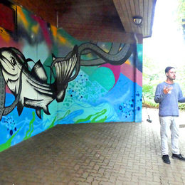 Christian Grams beschrieb wie die Graffiti-Werke am Forellenhof entstanden ist.