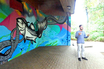 Christian Grams beschrieb wie die Graffiti-Werke am Forellenhof entstanden ist. So sieht die Rückseite des Forellenhofes jetzt aus.