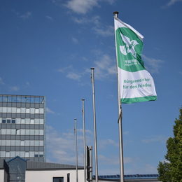 Flagge "Bürgermeister für den Frieden" weht vor dem Rathaus.