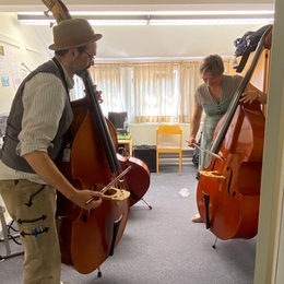 Sabine Petter und Stefan Bolte freuen sich auf Interessierte, die am 8. Oktober in der Musikschule Instrumente probieren möchten.