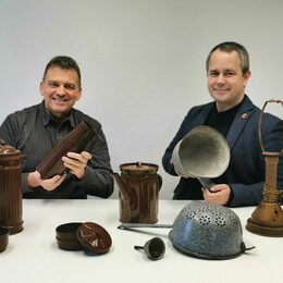 (von links) Marcus Porschke (1. Vorsitzender Förderkreis ) und Arne Homann (Museumsleiter) präsentieren einen kleinen Teil der neu erworbenen Sammlungsobjekte.