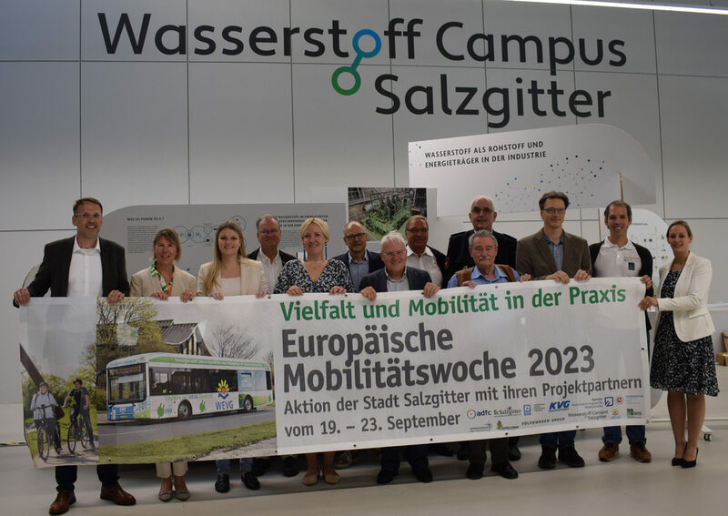 Stadtbaurat Michael Tacke (links) mit den Projektmitgliedern der Europäischen Mobilitätswoche.