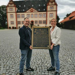 Das ortsgeschichtlich bedeutende neue Ausstellungsstück präsentieren Museumsleiter Arne Homann und Mitarbeiterin Antje Ahrens.