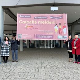 Gleichstellungsbeauftragte Simone Semmler (rechts) und die Jugendparlamentarier/innen