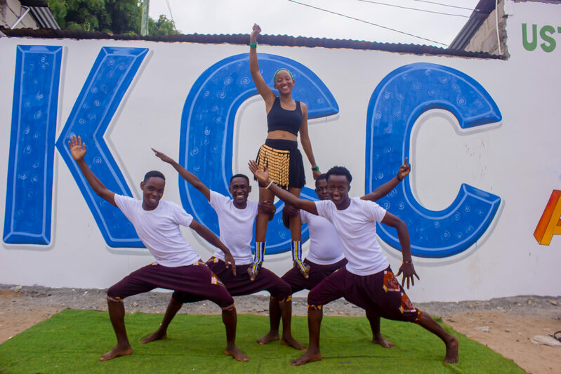 Die Gastgruppe KCC aus Kigamboni in Tansania ist zu Gast im Kinder- und Jugendtreff Hamberg.
