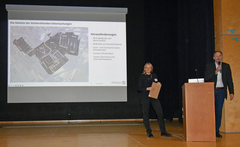 Stadtbaurat Michael Tacke und Lisa Nieße vom Planungsbüro plan stellen die Themen vor.