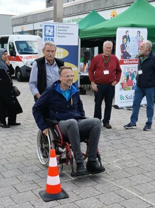 Erstmalig konnte auch der Baudezernent der Stadt Salzgitter, Michael Tacke, zu einer Rollstuhlfahrt überredet werden.