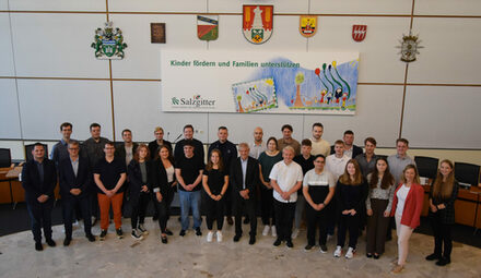 Gruppenbild der neuen Nachwuchskräfte zusammen mit Oberbürgermeister Klingebiel