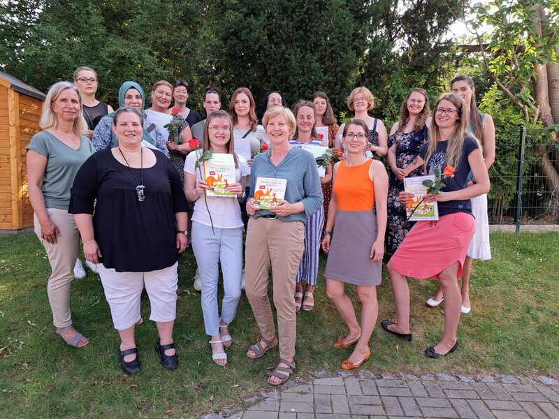 Die zukünftigen und bereits tätigen Kindertagespflegepersonen freuen sich mit Vertreterinnen des Familienservice Kindertagespflege der Stadt Salzgitter, der Familienbildungsstätten und Referentinnen auf ihre Tätigkeit.