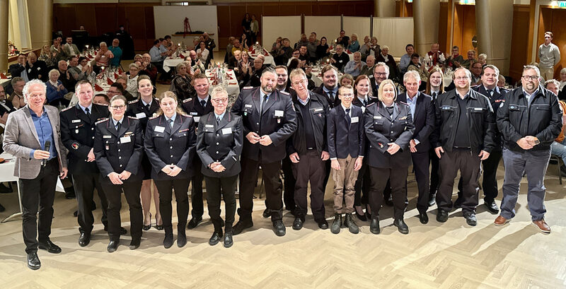 Die  eingeladenen Vertreterinnen und Vertreter des Technischen Hilfswerks der Ortsgruppe Salzgitter und der Vertreter der Kinder- und Jugendarbeit der Freiwilligen Feuerwehren.