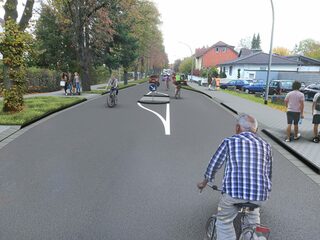 Auf diesem Bild ist zu sehen, wie ein zentraler Abschnitt der Straße später von Fußgänger/innen und Radfahrer/innen genutzt wird.