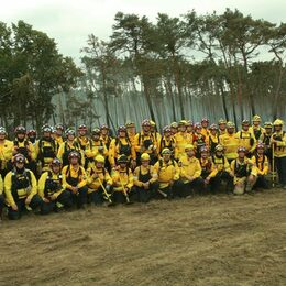 Auf dem Gruppenbild sind alle Salzgitter Waldbrandeinsatzkräfte bei ihrem Einsatz in Brandenburg zu sehen.
