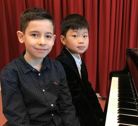 Henri Dorsch (links) und Zi Han Jayden Sun haben erfolgreich am Musikwettbewerb Jugend musiziert teilgenommen.