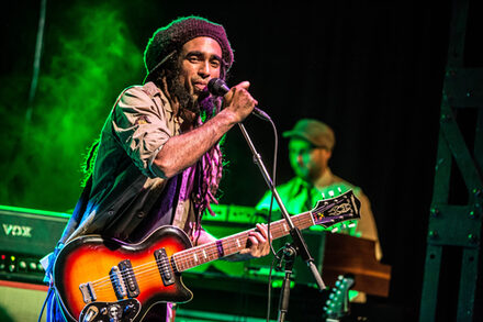 „Marley´s Ghost“ ist eine bekannte und beliebte Bob-Marley-Tribute-Band: Zu hören (und sehen) ist sie am Freitag, 8. März, ab 19.30 Uhr in der Kulturscheune in Lebenstedt (Thiestraße 22).