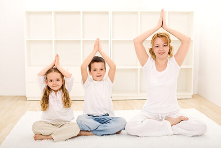 Neue Yogakurse wie beispielsweise „Familien Yoga“ und „Durch Yoga leichter mit Schmerzen leben“ werden im neuen Semester angeboten.
