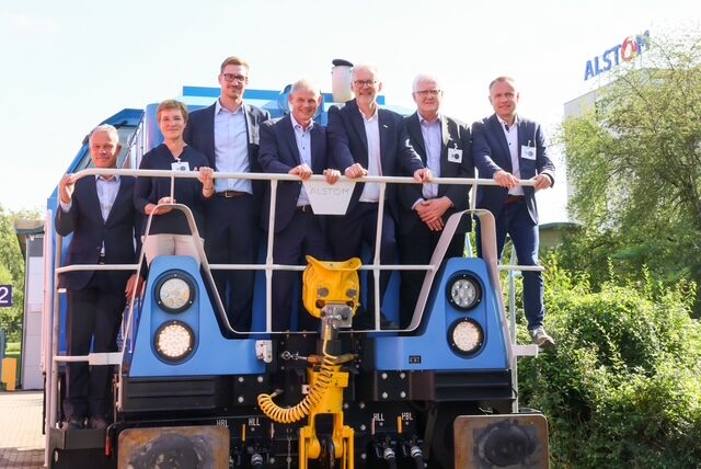 Die Beteiligten an der Weltpremiere in Salzgitter (von links): Brecht Günther (VPS), Astrid Paus (Amt für regionale Landesentwicklung), Oliver Mairinger (Alstom), Frank Klingebiel (Oberbürgermeister Salzgitter), Christian Bieniek (Alstom), Prof. Dr. Peter Eilts (TU Braunschweig), Carsten Tietze (WTZ Roßlau).