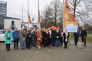 Hissen der Flagge zum Orange Day