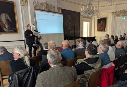 Co-Organisator Dr. Heiko Laß spricht vor dem Publikum im voll besetzten Fürstensaal des Schlosses Salder