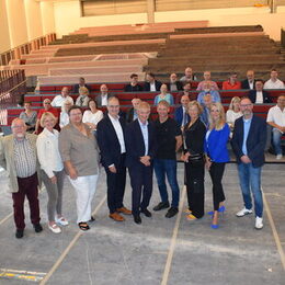 v.l. Ortsbürgermeister Werner Müller, Indra Bogdan (Vorsitzende des Kulturkreises Salzgitter e.V.), Schulleiterin Gym. Am Fredenberg Verena Akkermann, Staatssekretär MI Stephan Manke, Oberbürgermeister Frank Klingebiel, Erster Bürgermeister und MdL Stefan Klein, Schulleiterin BBS Fredenberg Anja Wolfgram-Funke, Schulleiterin Hauptschule Fredenberg Aksana Tübke,  Schulleiter Gottfried-Linke Realschule Niklas Nowacki