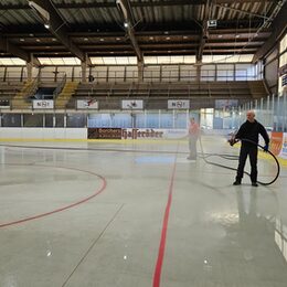 Eismeister Sascha Krause und Andreas Marek bei der Eisaufbereitung.