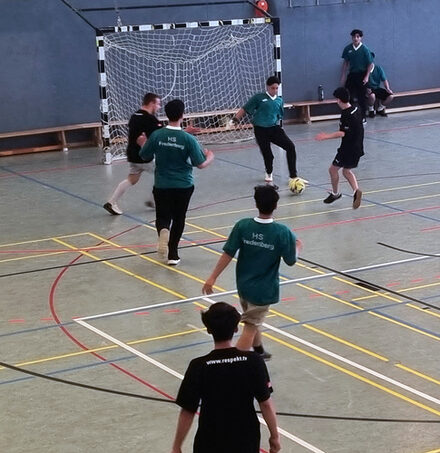 Fairplay: Die Mannschaft der Hauptschule am Fredenberg (in Grün) spielt gegen die Mannschaft der Berufsbildenden Schulen Salzgitter (BBS) (in Schwarz).