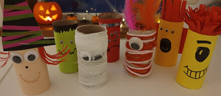 Aus einfachen Materialien werden gruselige Papierrollen-Monster.