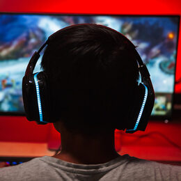 Das Team Jugend- und Demokratiebildung der Stadt Salzgitter, der Arbeitskreis Medien Salzgitter und die Polizeiinspektion Salzgitter/Peine/Wolfenbüttel informieren an zwei Abenden (einmal online, einmal vor Ort im Herta-Treff) über die „Gaming-Welt zwischen Spaß und Gefahren“. Die Teilnahme ist kostenlos.