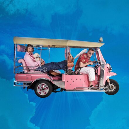 Christian Steiffen als rosaroter Passagier in einem rosa Tuktuk