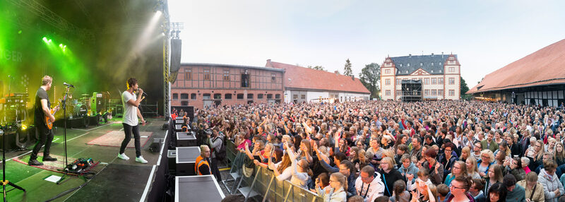 Vielleicht beim Kultursommer 2026 wieder so: Der Schlosshof beim Max Giesinger Konzert 2017 bis auf den letzten Platz gefüllt.