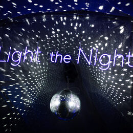 Eine Lichtinstallation von Light the Night von einer der vergangenen Aktionen.