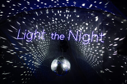 Eine Lichtinstallation von einer Light the Night Aktion der vergangenen Jahre