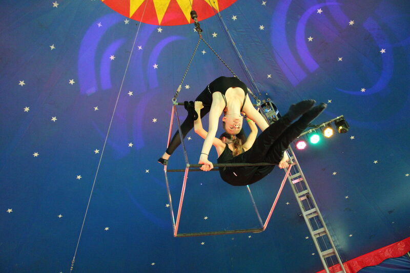 Hoch hinaus! Annica Swoboda (oben) und Emilia Berndt (unten) beweisen ihren Mut bei der Luftakrobatik.