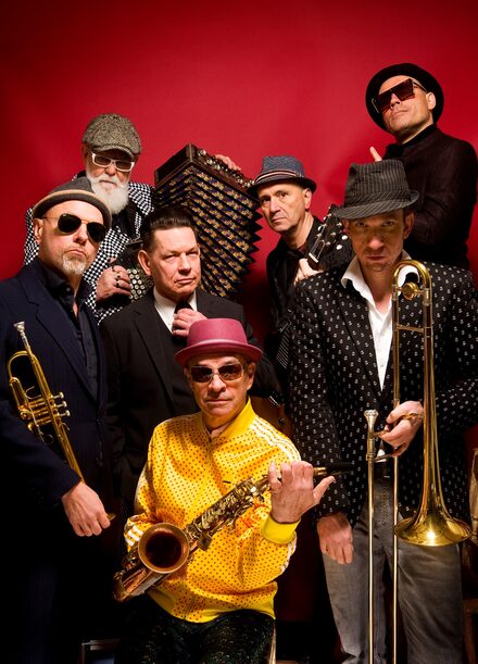 „Selfies aus Absurdistan“ präsentieren Polkaholix.