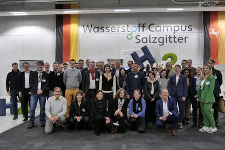 Gruppenfoto von mehreren Menschen.