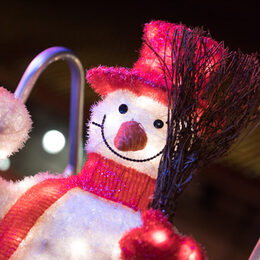 Ein beleuchteter Deko-Schneemann