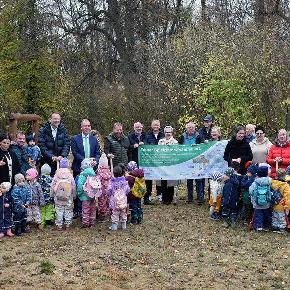 Spatenstich für einen neuen Spielplatz in Steterburg: Die Beteiligten und Bürgerinnen und Bürger aus dem Quartier freuen sich.
