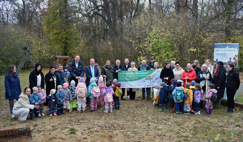 Spatenstich für einen neuen Spielplatz in Steterburg: Die Beteiligten und Bürgerinnen und Bürger aus dem Quartier freuen sich.