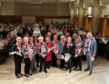 Die Ehrenamtlichen der Grünen Damen des Malteser Hilfsdienst e.V. mit Oberbürgermeister Frank Klingebiel, Annette Schudrowitz (Geschäftsführung Bäder, Sport und Freizeit Salzgitter GmbH) und Clemens Löcke, der als Moderator durch die Veranstaltung führte.