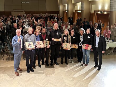 Die Ehrenamtlichen des Arbeitskreises Stadtgeschichte e.V. mit Oberbürgermeister Frank Klingebiel, Annette Schudrowitz (Geschäftsführung Bäder, Sport und Freizeit Salzgitter GmbH) und Clemens Löcke, der als Moderator durch die Veranstaltung führte.