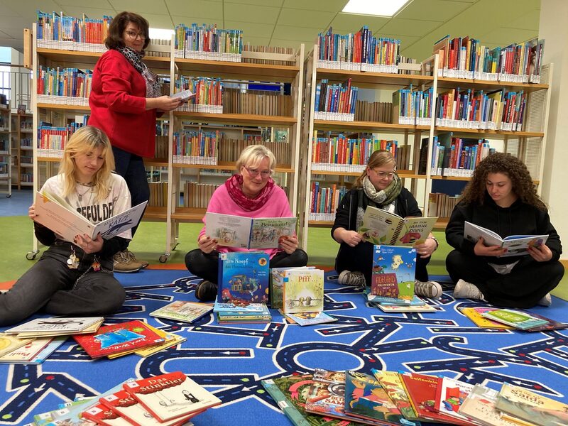 In der Stadtbibliothek wird schon eifrig nach Kinderbüchern gestöbert, aus denen am Vorlesetag am 21. November vorgelesen wird.