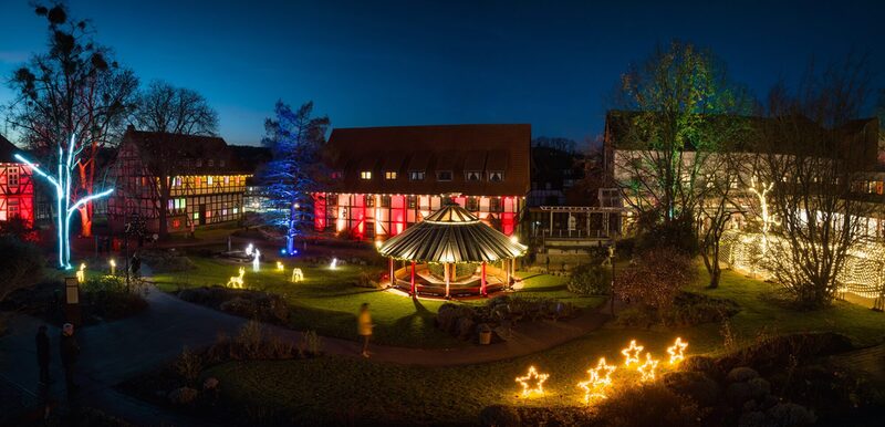 Der Lichterzauber im Rosengarten verzaubert die Gäste.