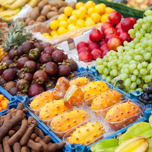 Mehrere unterschiedliche Obstsorten in Kisten