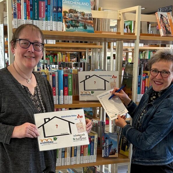 Petra Stürmer, Diplom-Sozialpädagogin und Mitinitiatorin der Aktion und zuständig für soziales Management bei der Wohnbau Salzgitter, (links) und Sylvia Fiedler, Leiterin der Stadtbibliothek, freuen sich auf viele Mitmachende am Welttag des Buches.