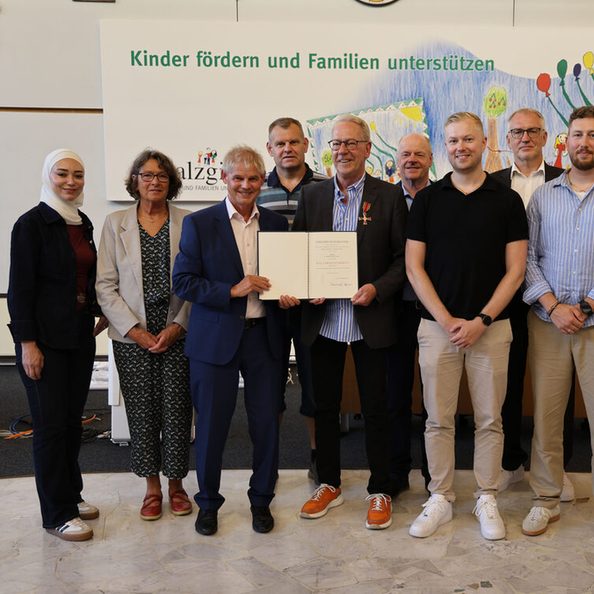 Gruppenbild bei der Übergabe des Bundesverdienstkreuzes