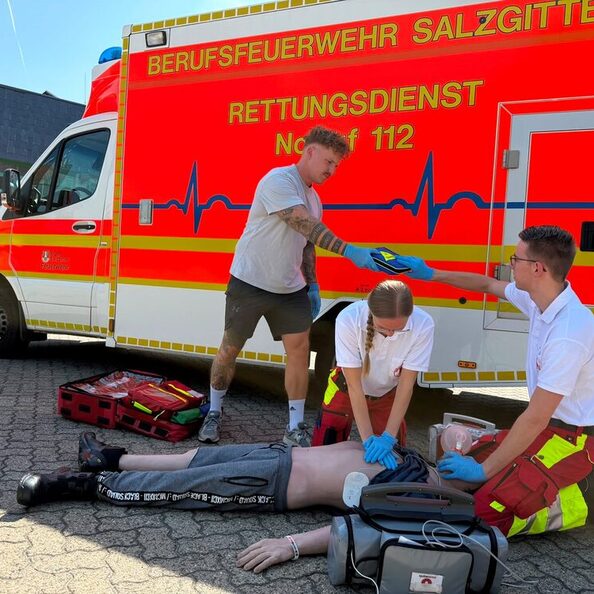Bild einer Übergabe vom Ersthelfer an den Rettungsdienst