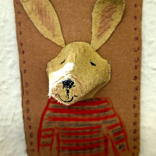 Ein Bild eines Hasenkopfes, bei dem der Kopf aus dem Bild herausragt.